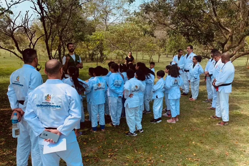 Alunos e professores de quimono em atividade ao ar livre em parque de Itaquaquecetuba