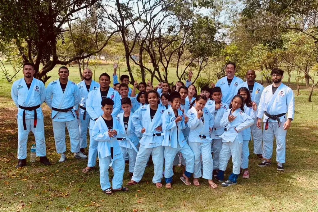 Turma de alunos e professores de quimono reunida no Parque Ecológico